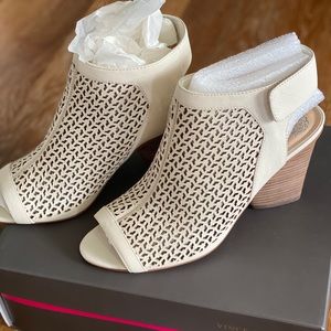 VINCE CAMUTO WHITE SUMMER SANDAL BOOTIES